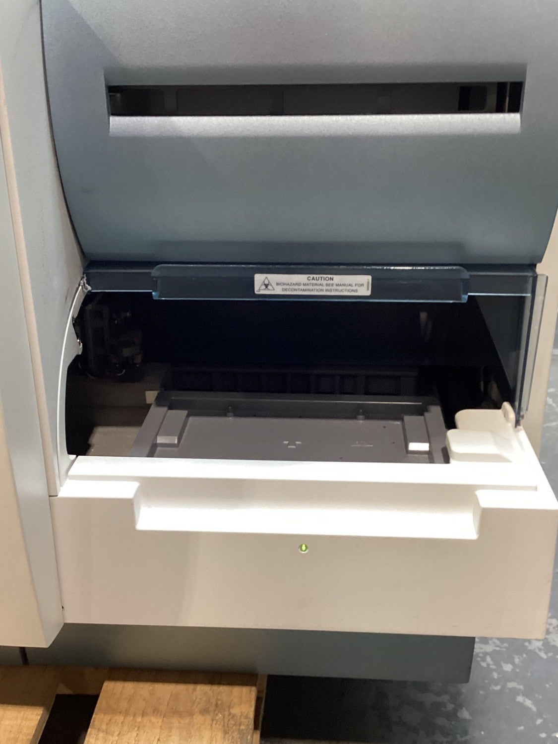 BIOMERIEUX VITEK 2 XL FULLY AUTOMATED MICROBIOLOGICAL ANALYZER