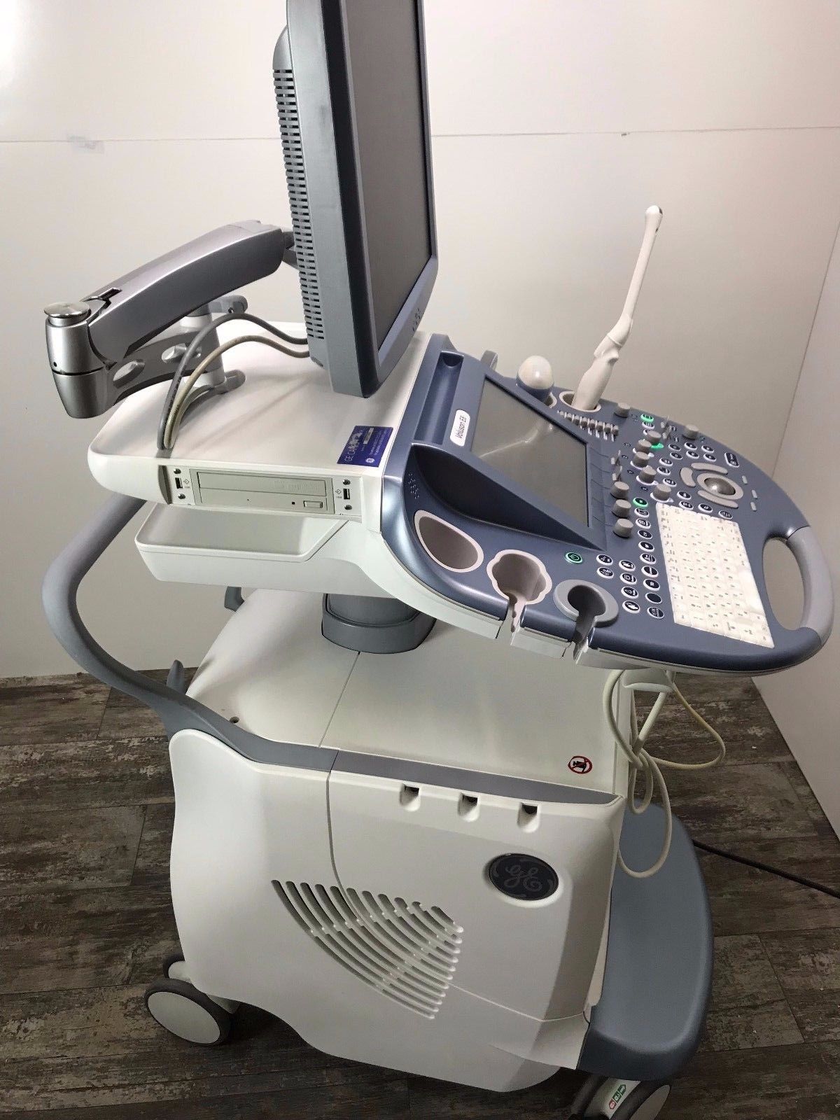 GE VOLUSON E8 BT13 HD LIVE ULTRASOUND WITH RM6C, C1-5D, IC5-9D PROBES DIAGNOSTIC ULTRASOUND MACHINES FOR SALE