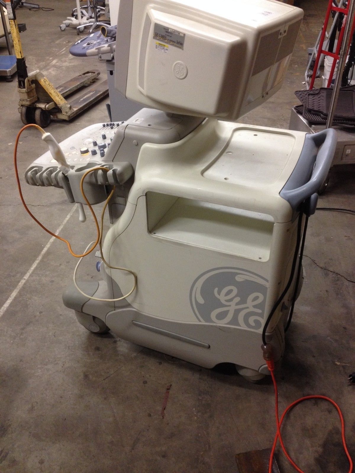 ultrasouund machine that is sitting on the ground